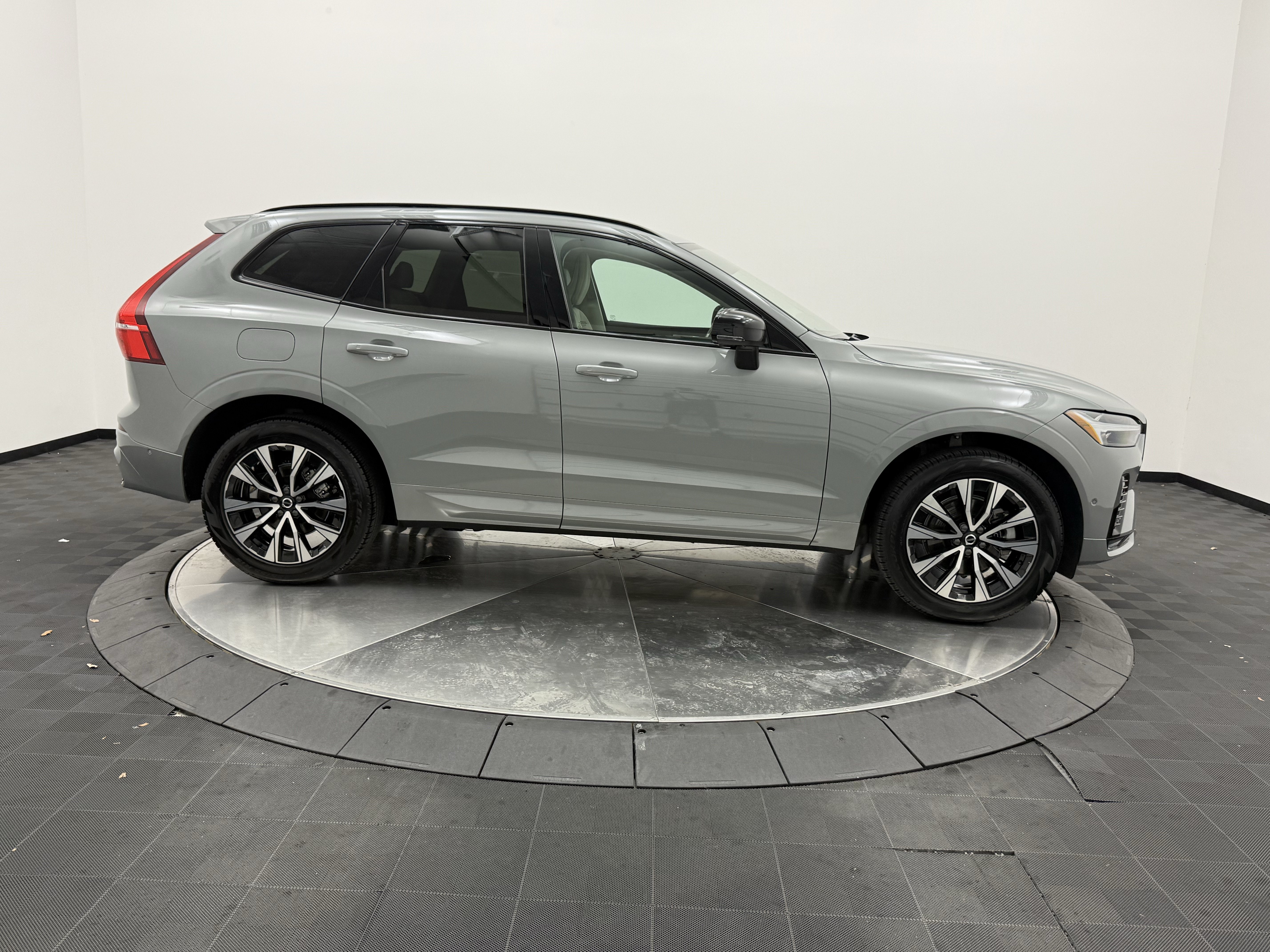 Certified 2024 Volvo XC60 B5 Plus w/ Protection Package AWD/4WD image 8