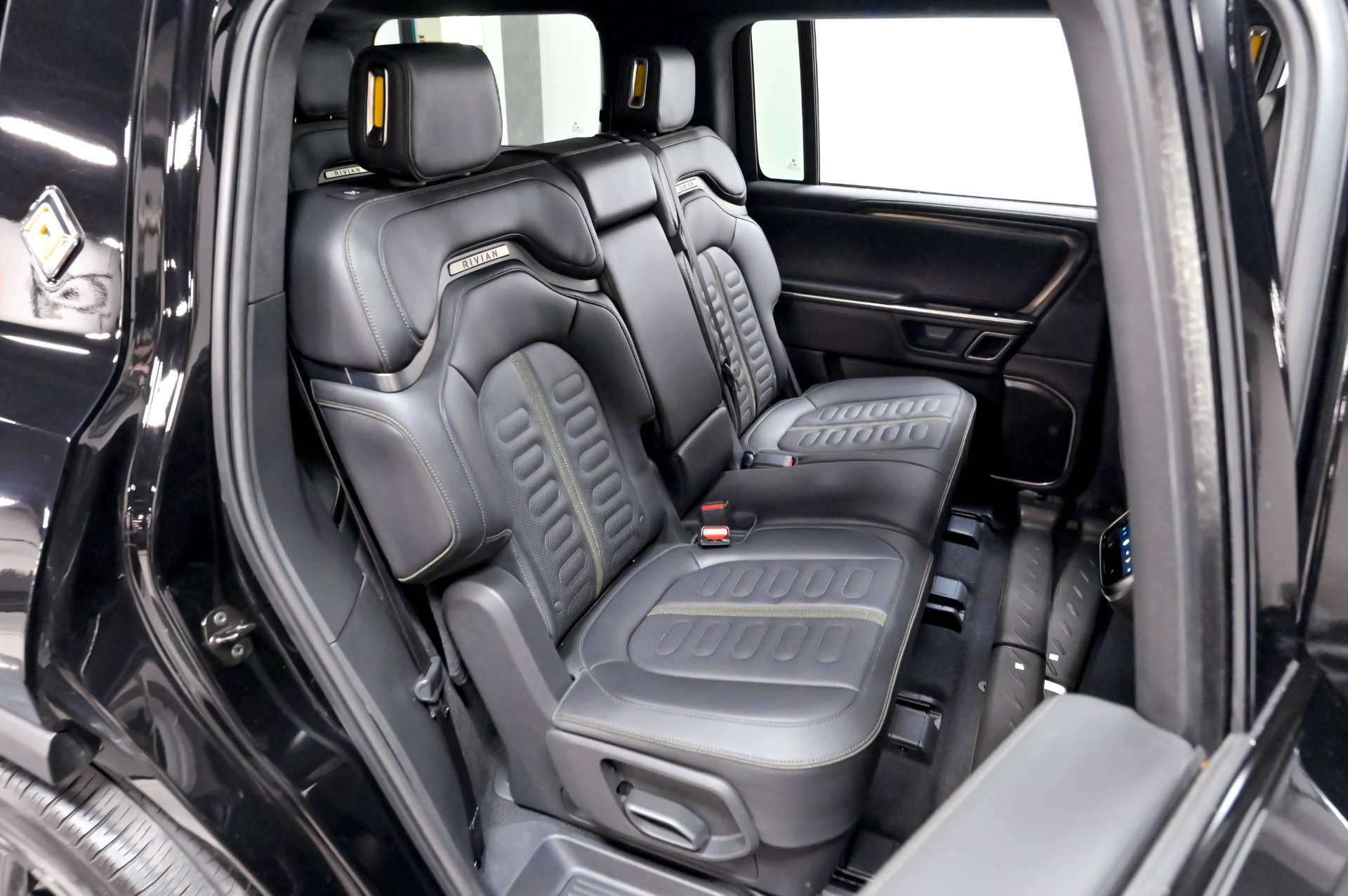 Used 2023 Rivian R1S Adventure AWD/4WD image 31