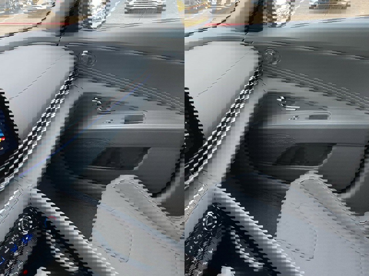 Used 2025 Hyundai Elantra SEL image 35