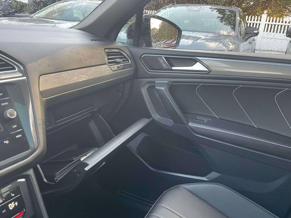 Used 2023 Volkswagen Tiguan SE R-Line image 36