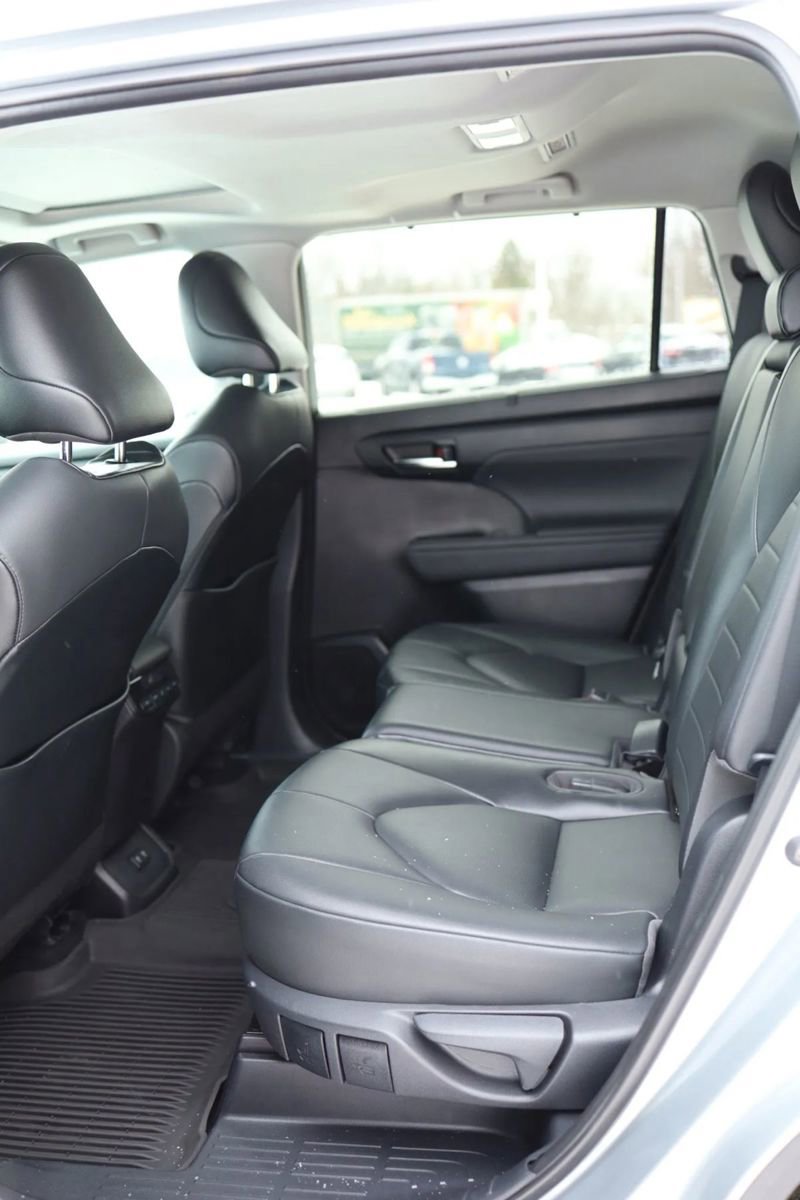 Used 2021 Toyota Highlander XLE AWD/4WD image 32
