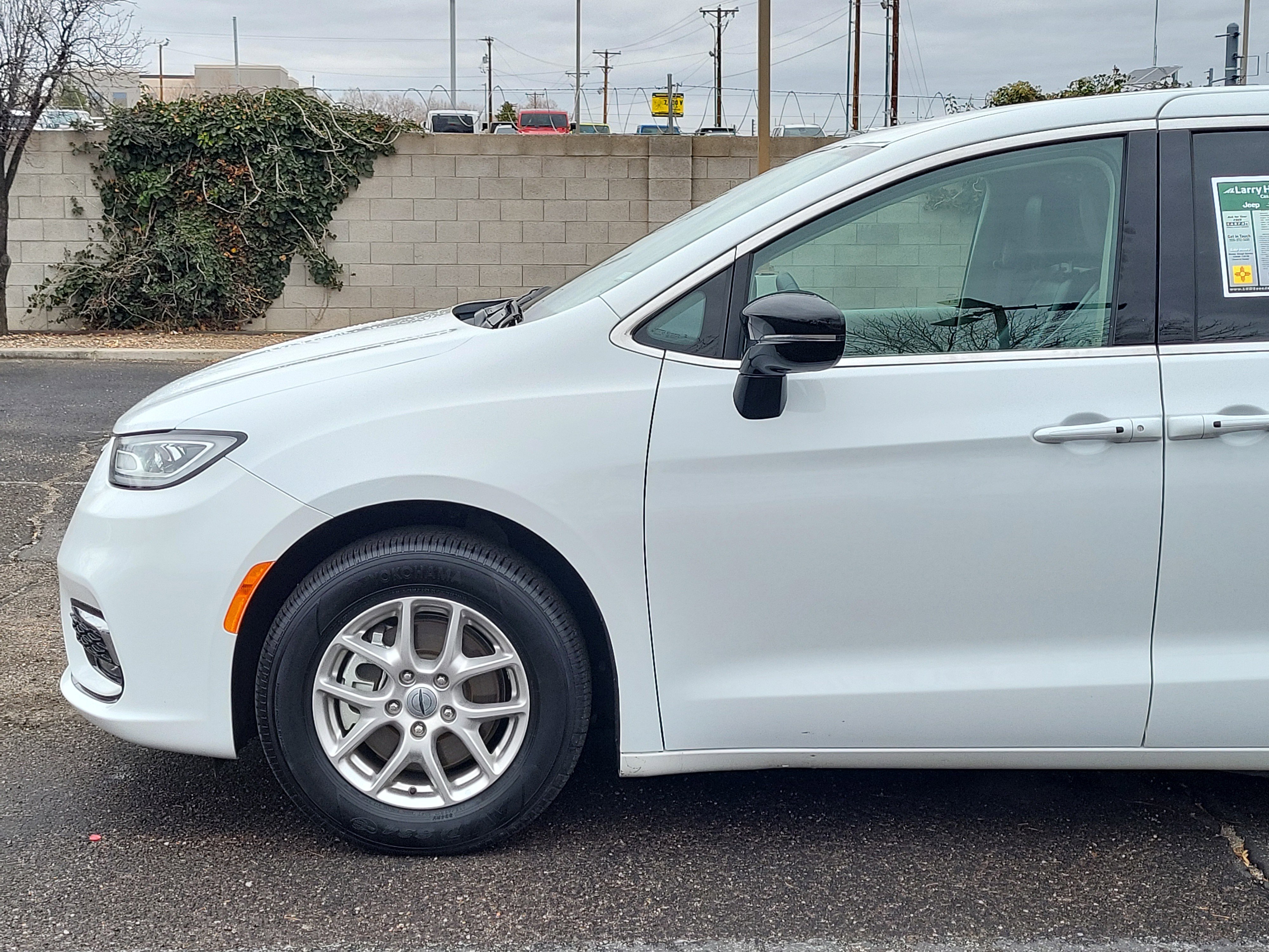 Used 2024 Chrysler Pacifica Touring-L image 2