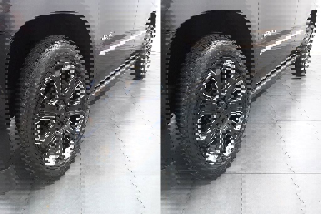 Used 2020 GMC Yukon Denali w/ Denali Ultimate Black Edition image 32