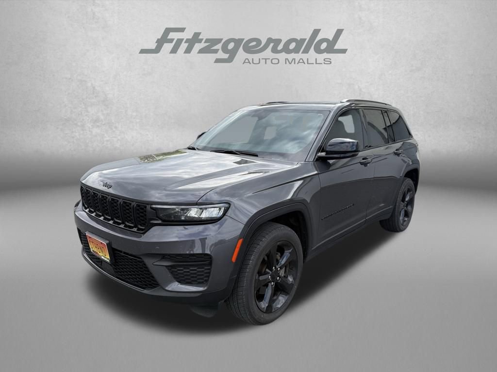 Used 2024 Jeep Grand Cherokee Altitude AWD/4WD image 3