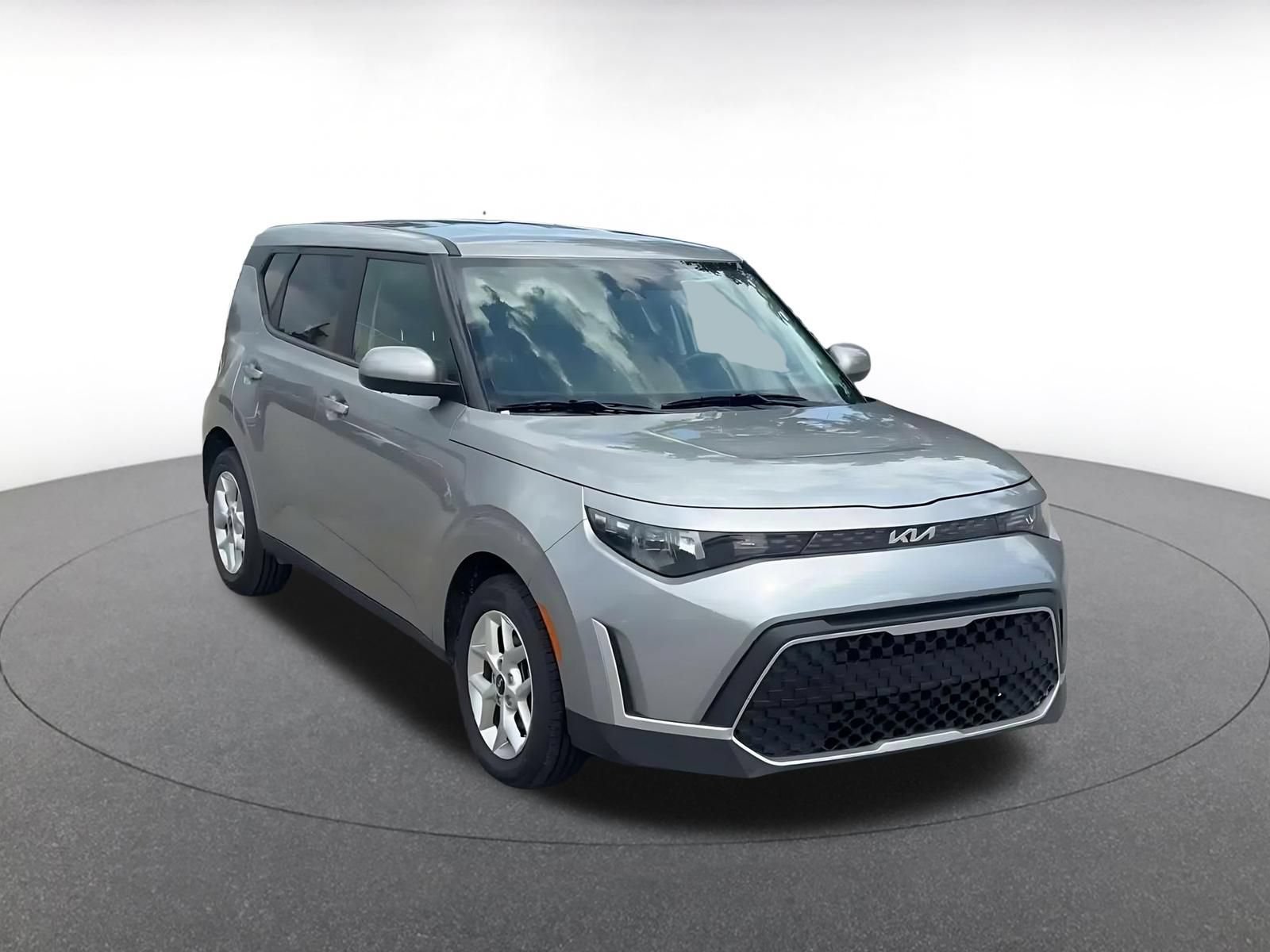 Used 2025 Kia Soul LX w/ LX Technology Package FWD image 3