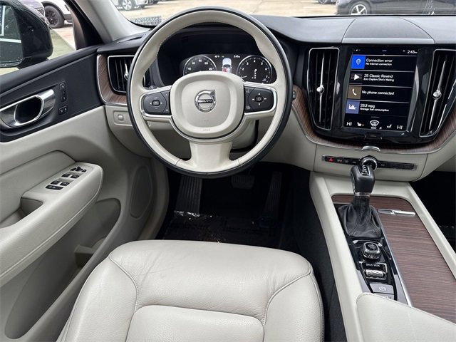 Used 2021 Volvo XC60 T5 Momentum w/ Climate Package image 10
