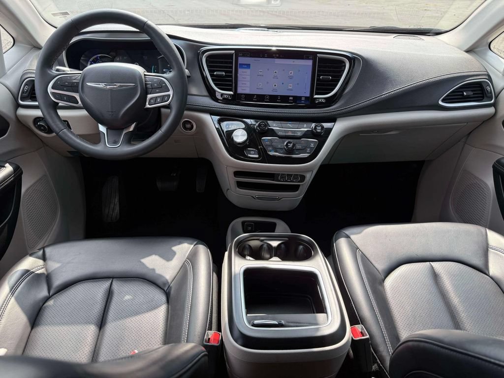 Used 2023 Chrysler Pacifica Touring-L FWD image 15