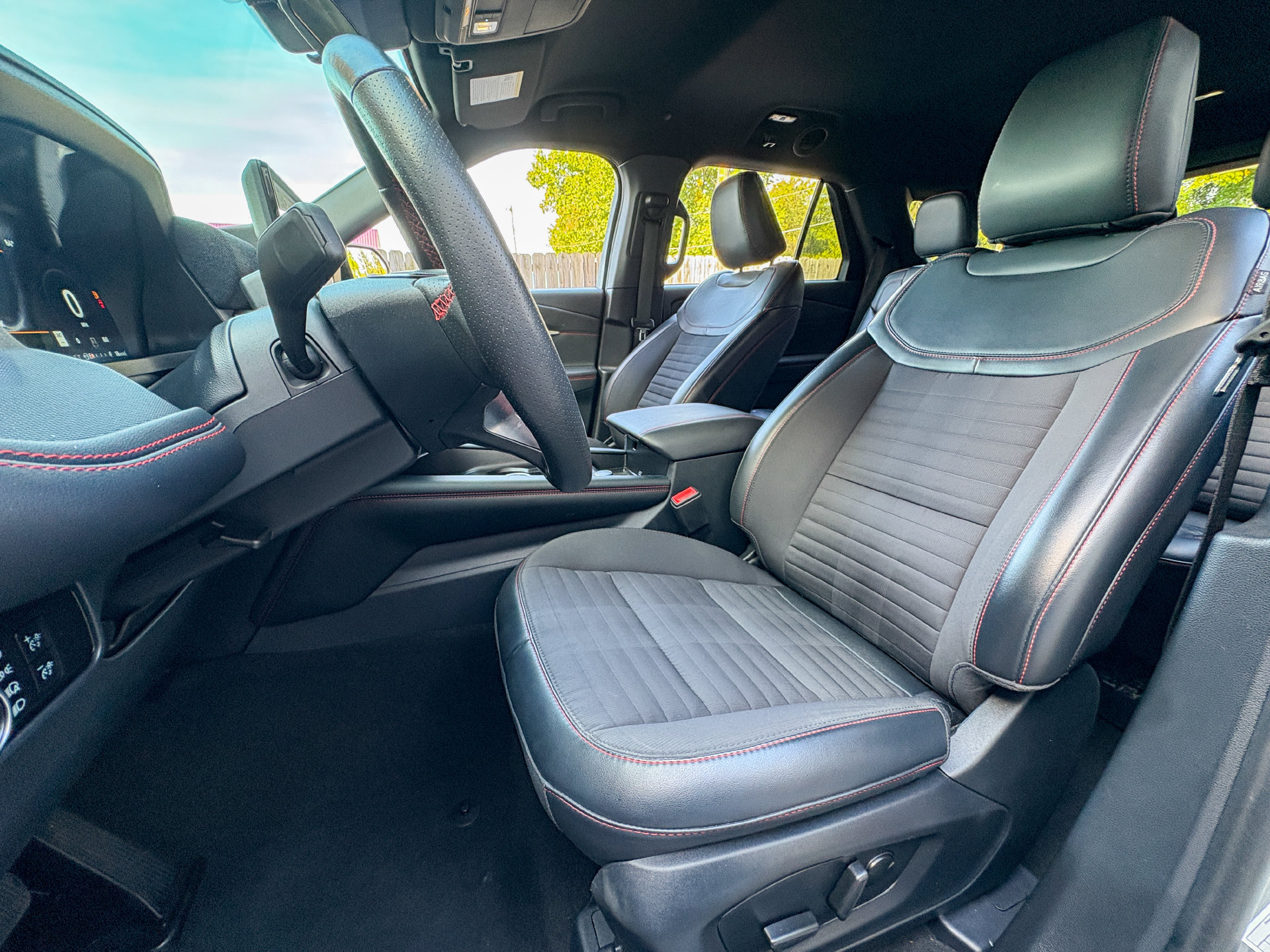 Used 2025 Ford Explorer ST-Line w/ ST-Line Street Pack AWD/4WD image 20