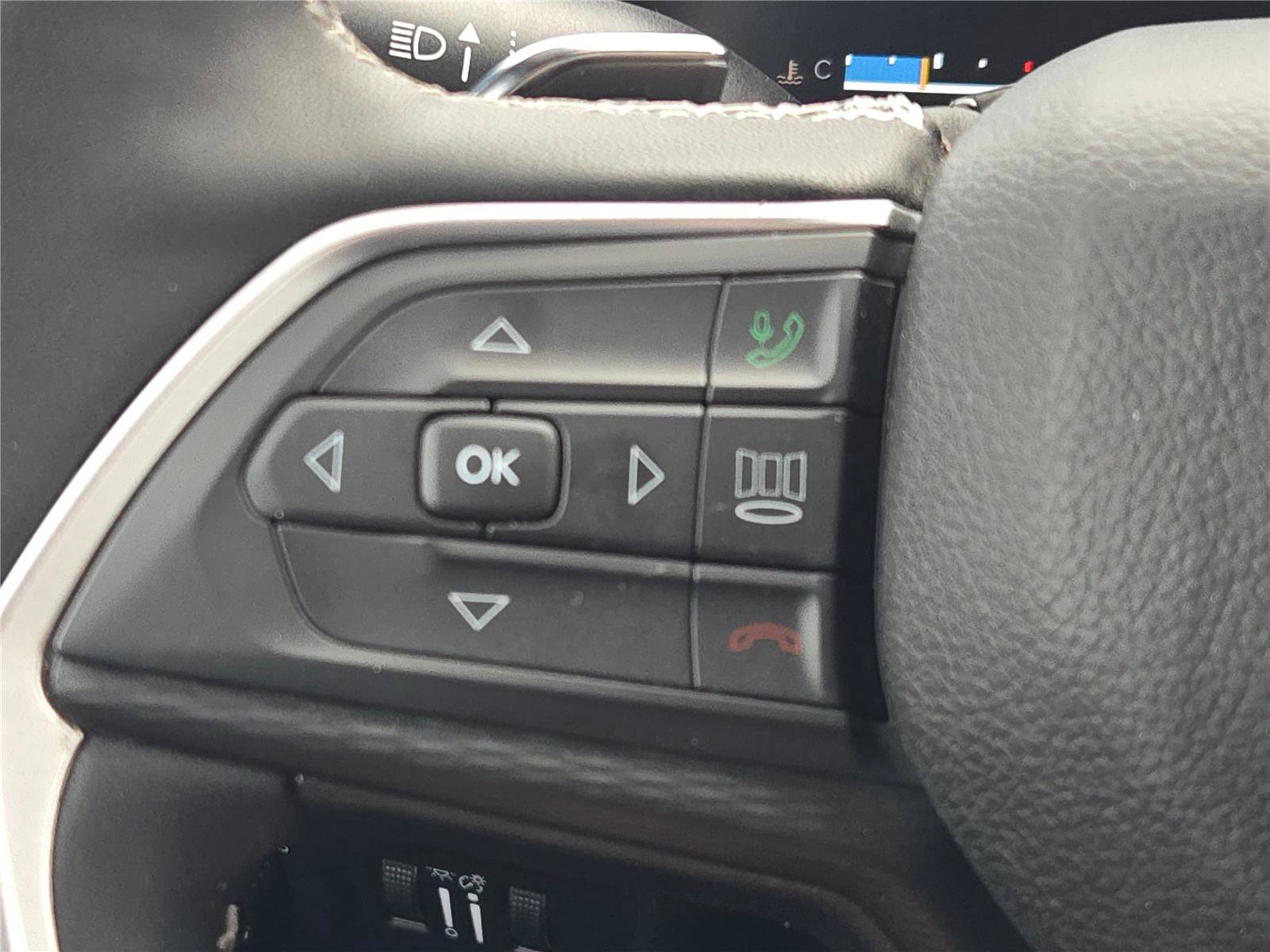 Certified 2024 Jeep Grand Cherokee Altitude image 35