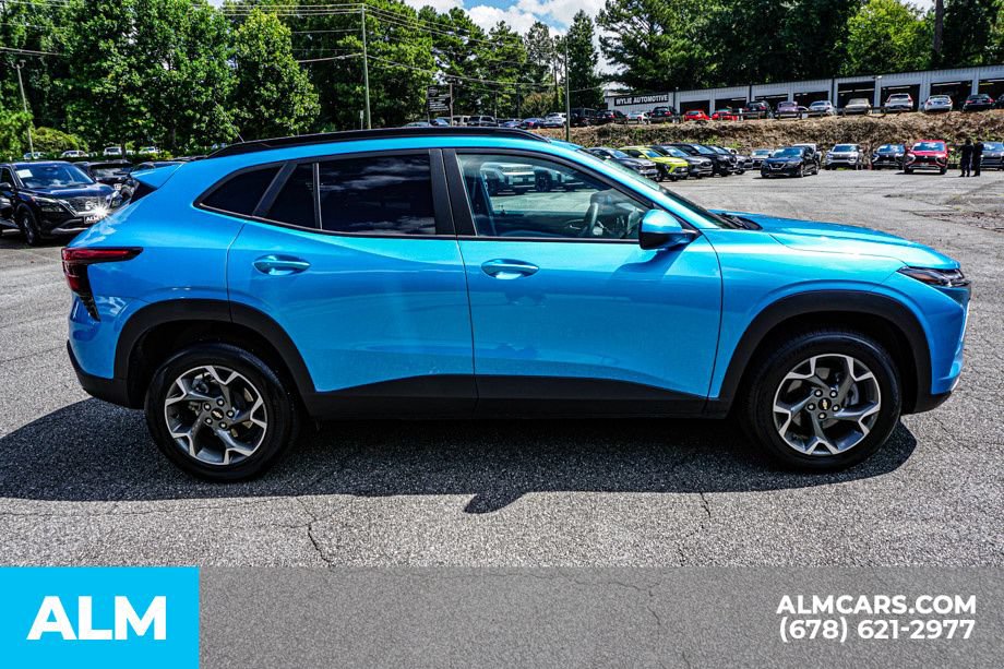 Used 2025 Chevrolet Trax LT FWD image 8