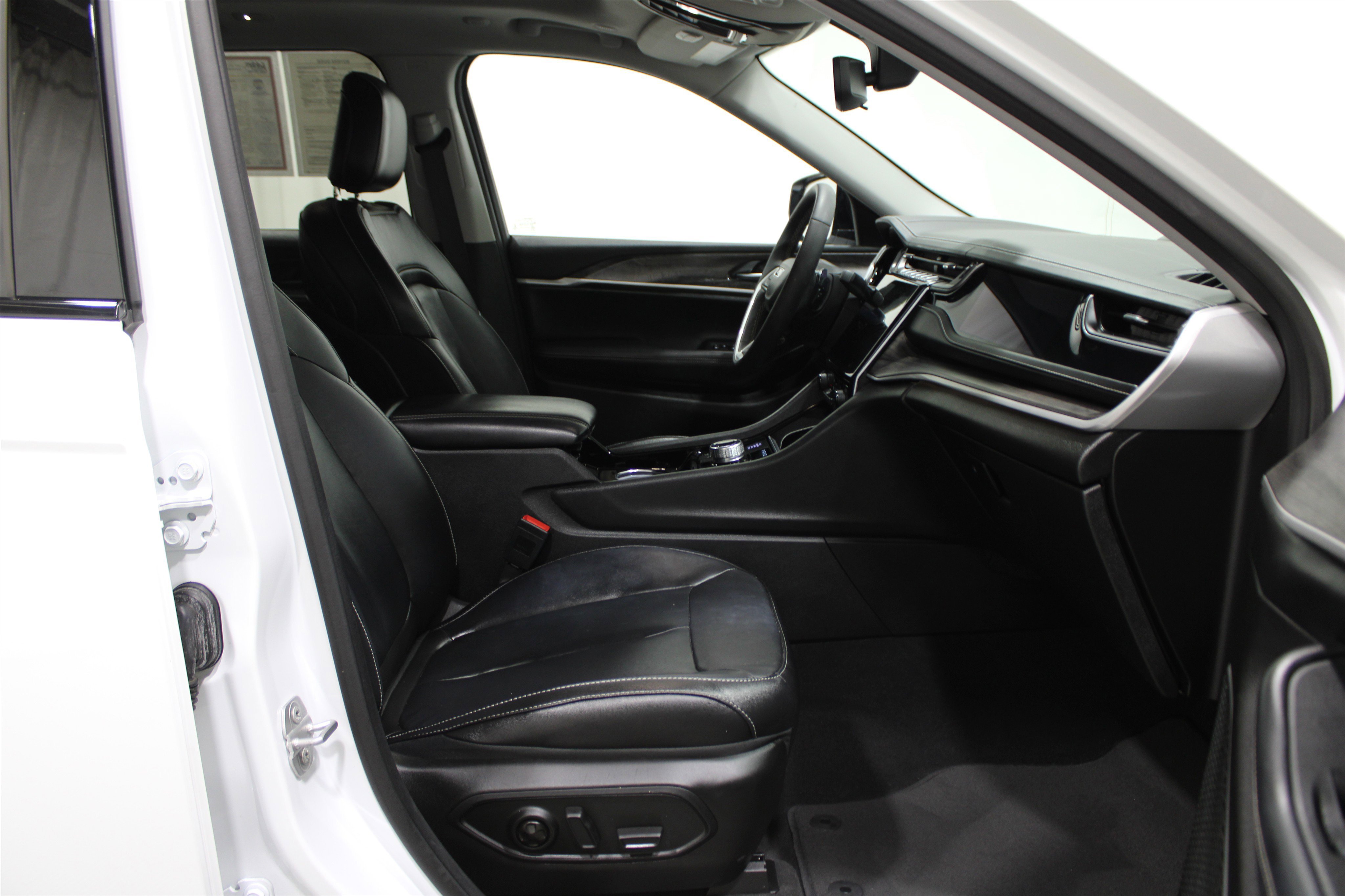 Used 2022 Jeep Grand Cherokee Limited 4xe image 34