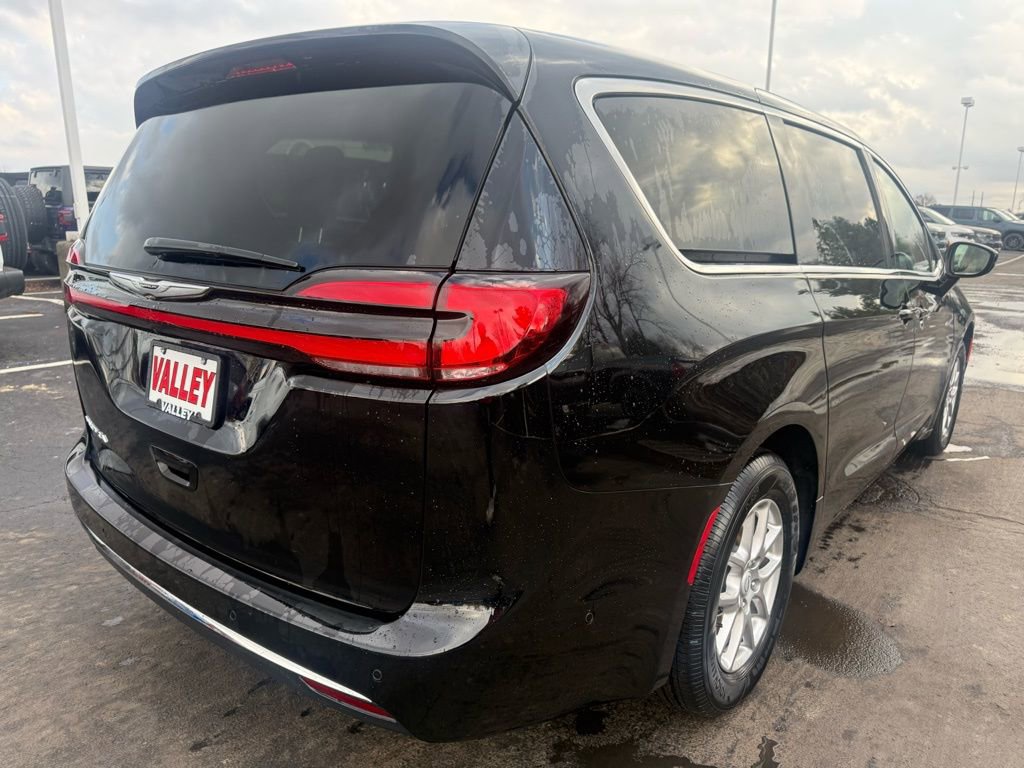 New 2025 Chrysler Pacifica Select image 3