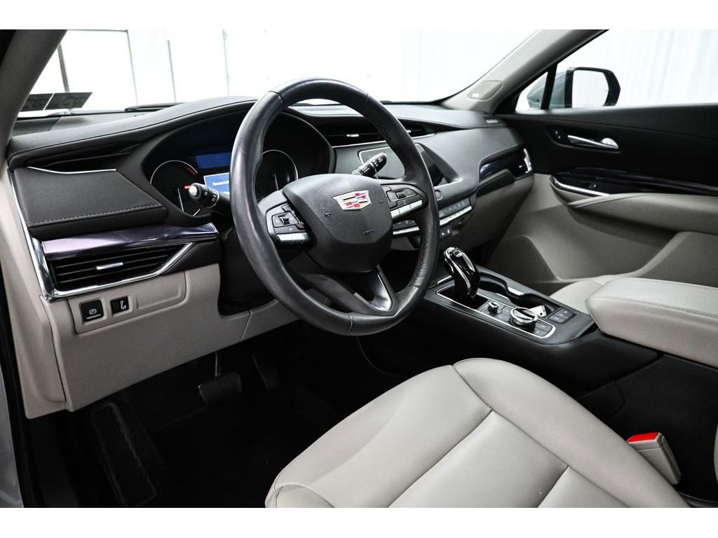 Used 2023 Cadillac XT4 Luxury w/ Cold Weather Package FWD image 9