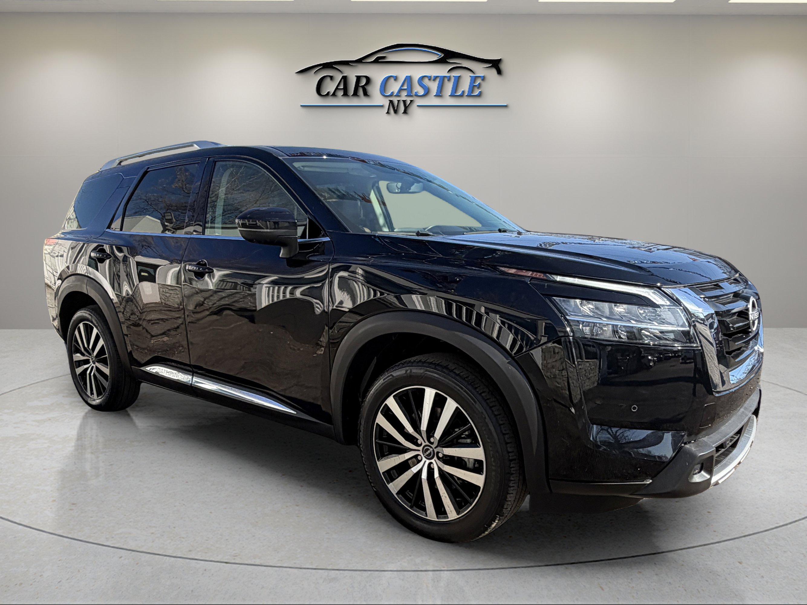 Used 2023 Nissan Pathfinder Platinum w/ Cargo Package image 4