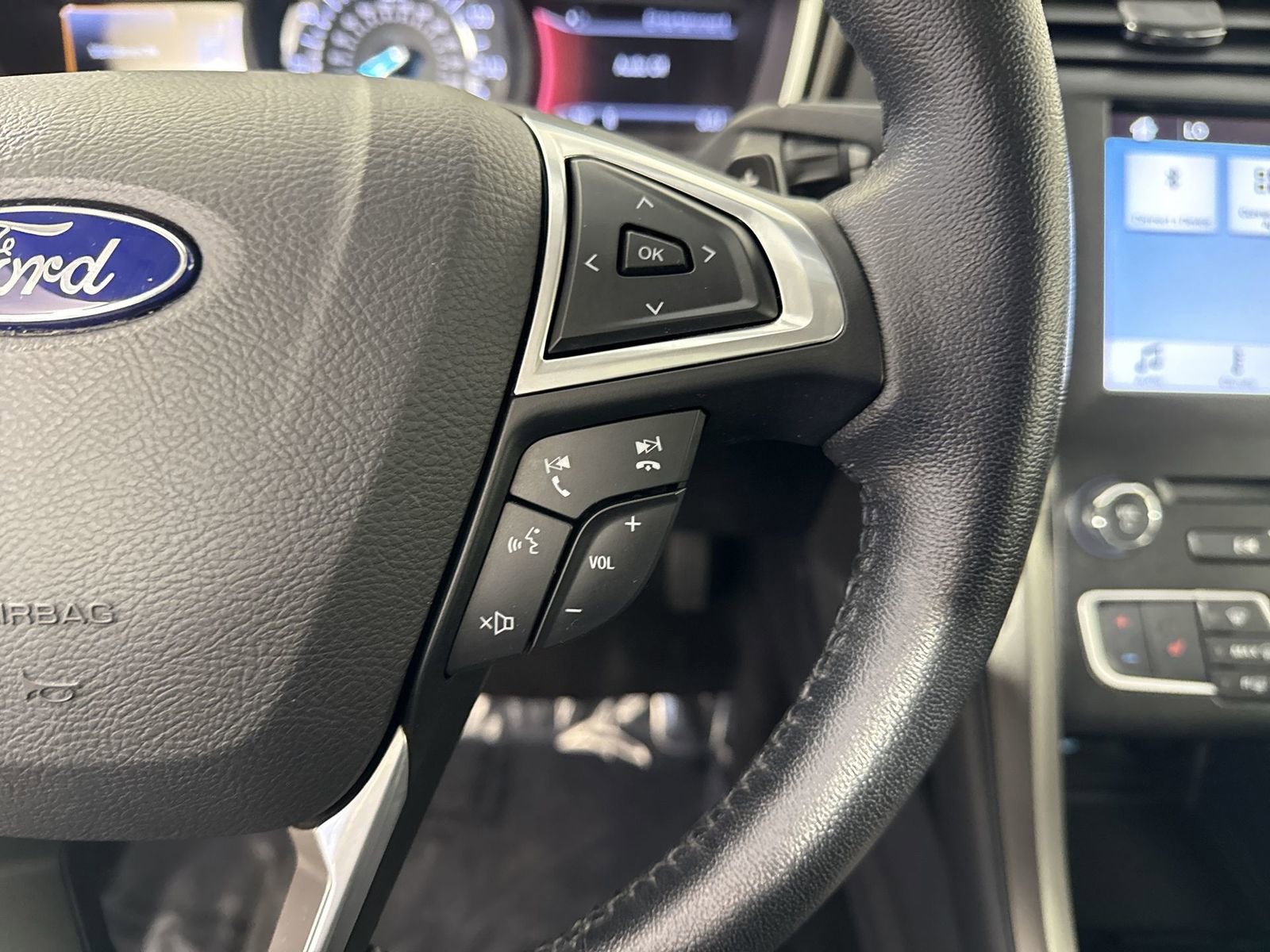 Used 2017 Ford Fusion SE w/ Fusion SE Technology Package image 14
