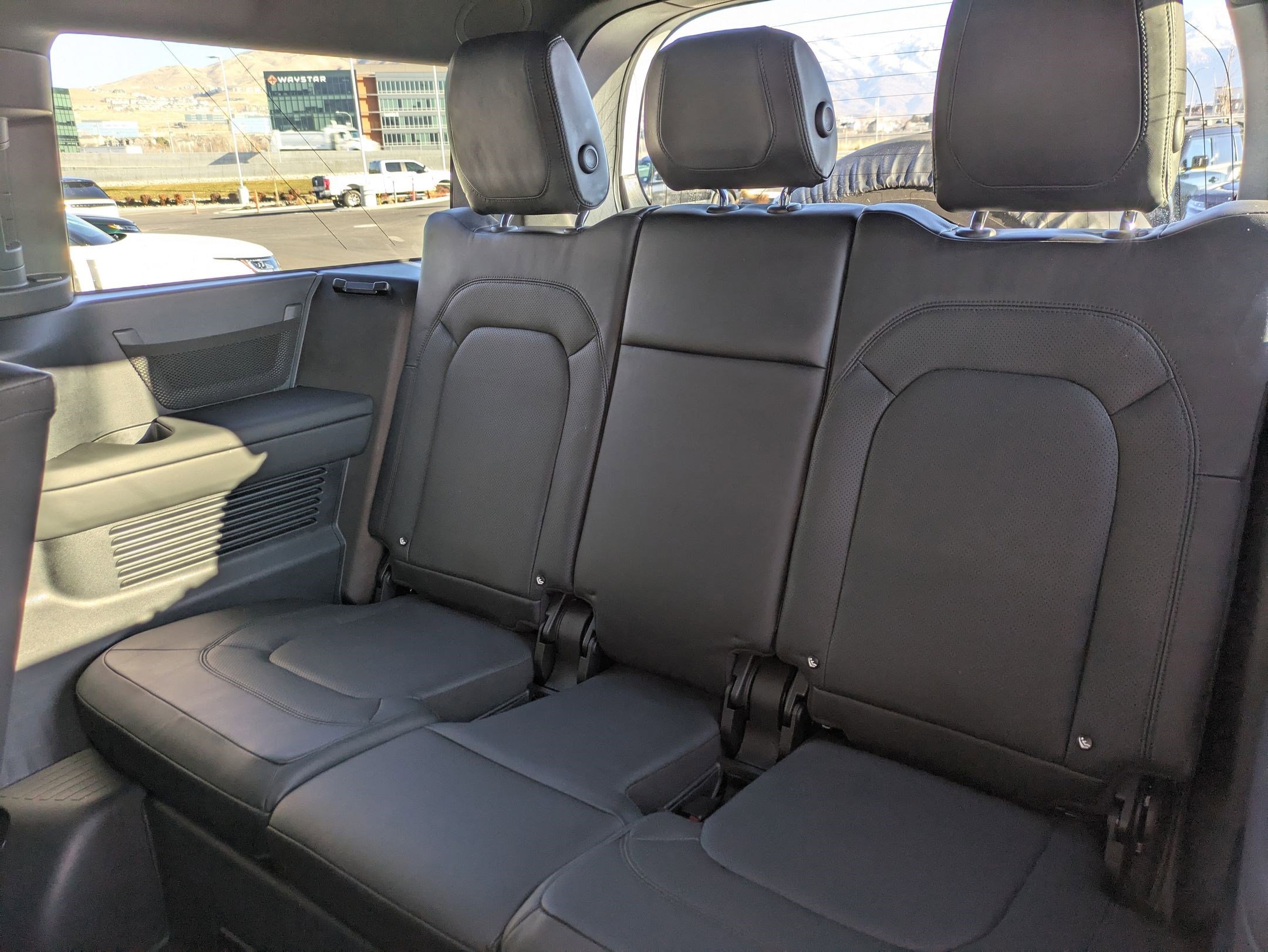 Used 2023 Land Rover Defender 130 X-Dynamic SE image 28