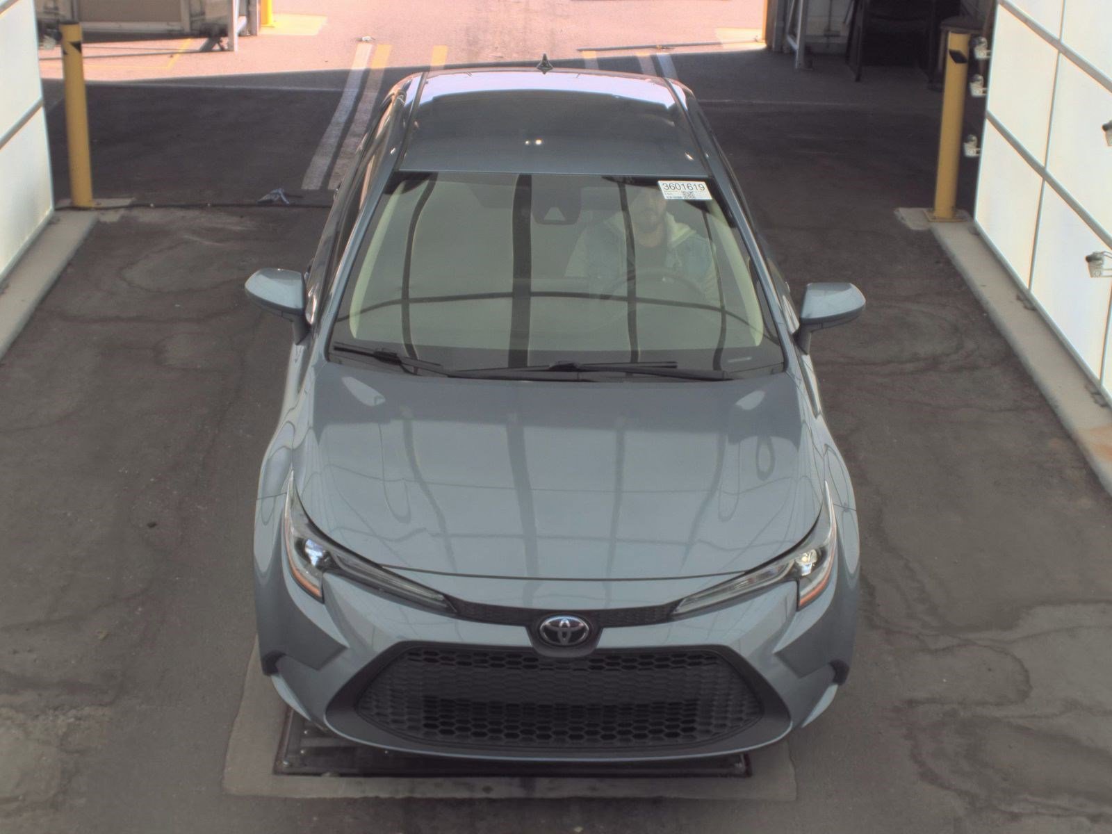 Used 2022 Toyota Corolla LE FWD image 2