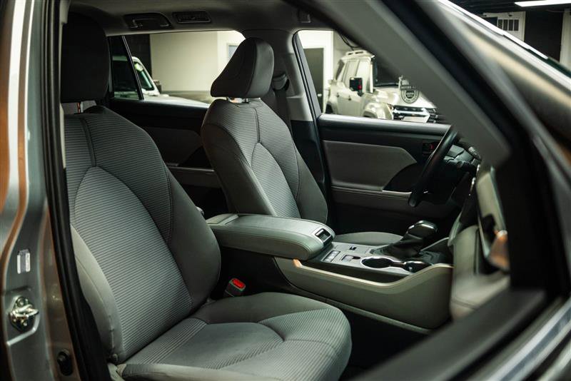 Used 2020 Toyota Highlander LE image 16