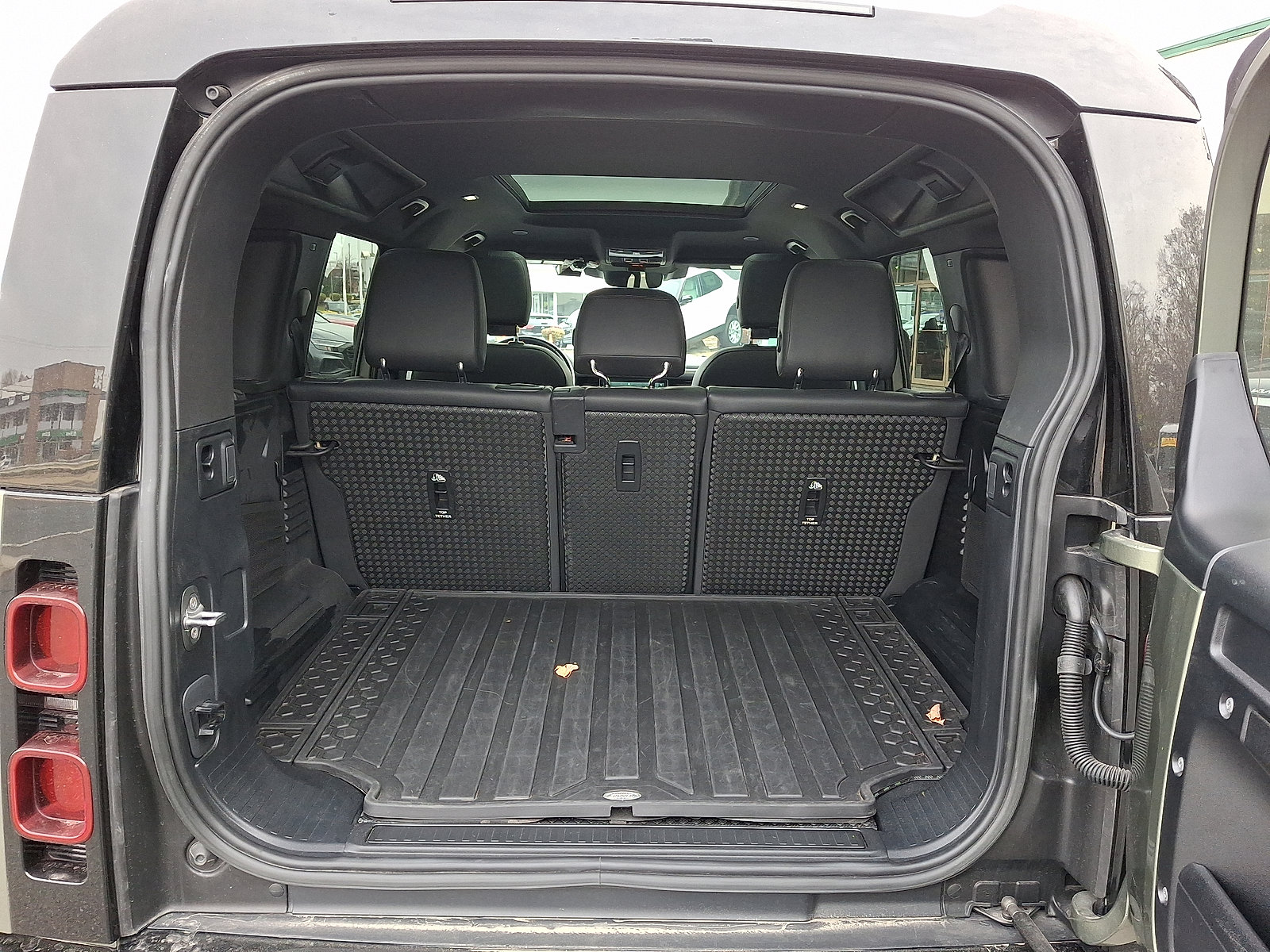 Certified 2023 Land Rover Defender 110 X-Dynamic SE image 15