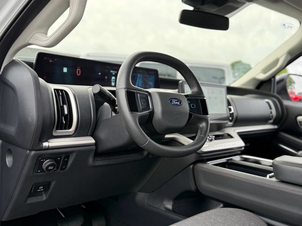Used 2025 Ford Expedition Active AWD/4WD image 13