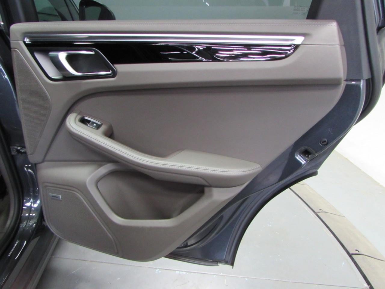 Used 2021 Porsche Macan S AWD/4WD image 18