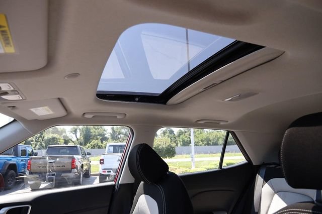 Used 2025 Hyundai Venue SEL FWD image 8