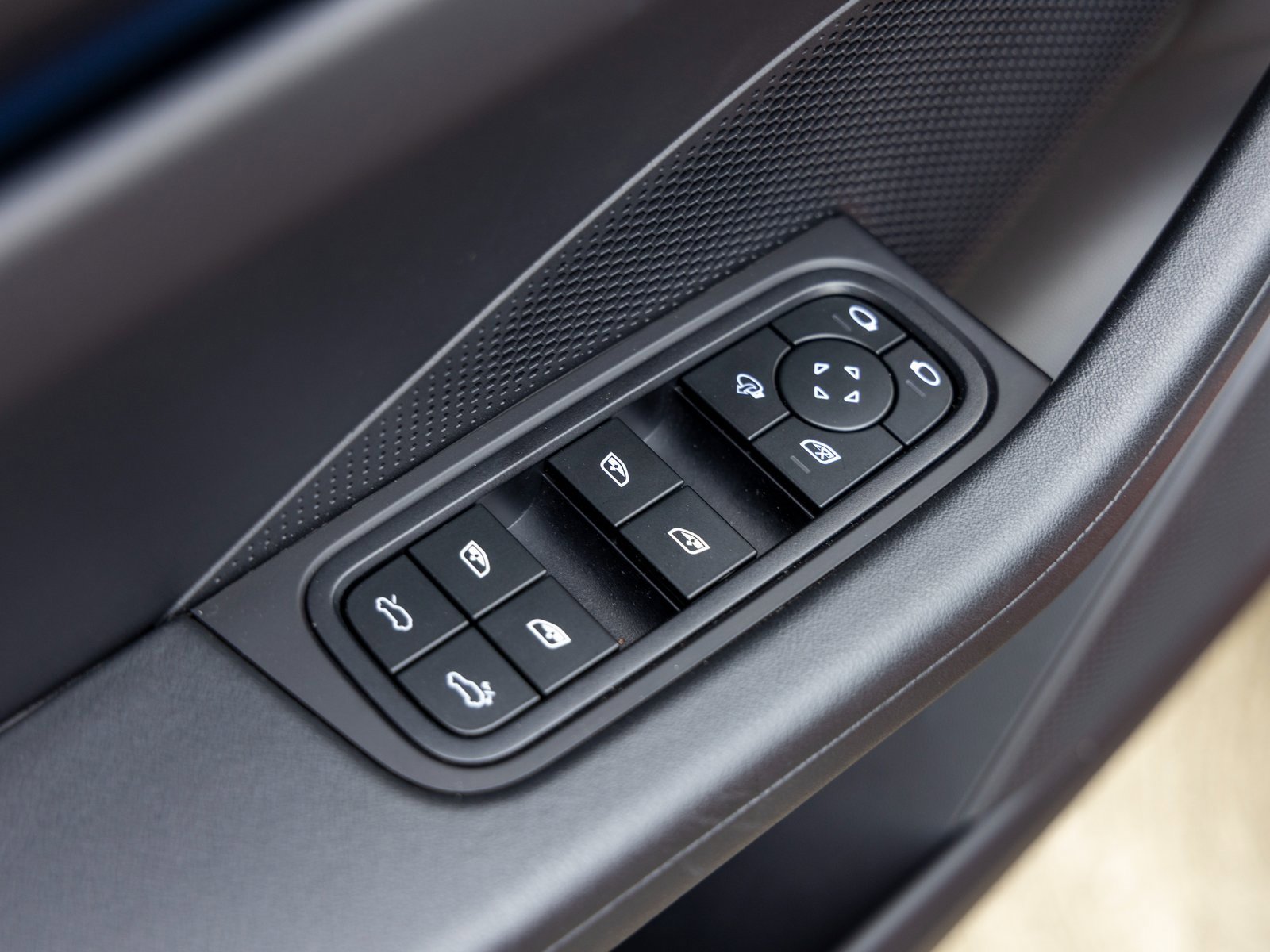 Certified 2025 Porsche Macan Electric image 22