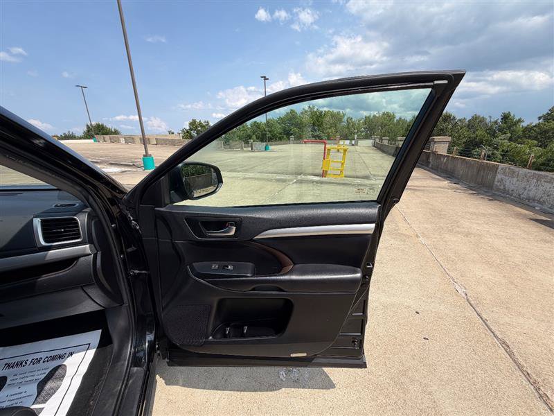 Used 2019 Toyota Highlander XLE AWD/4WD image 35