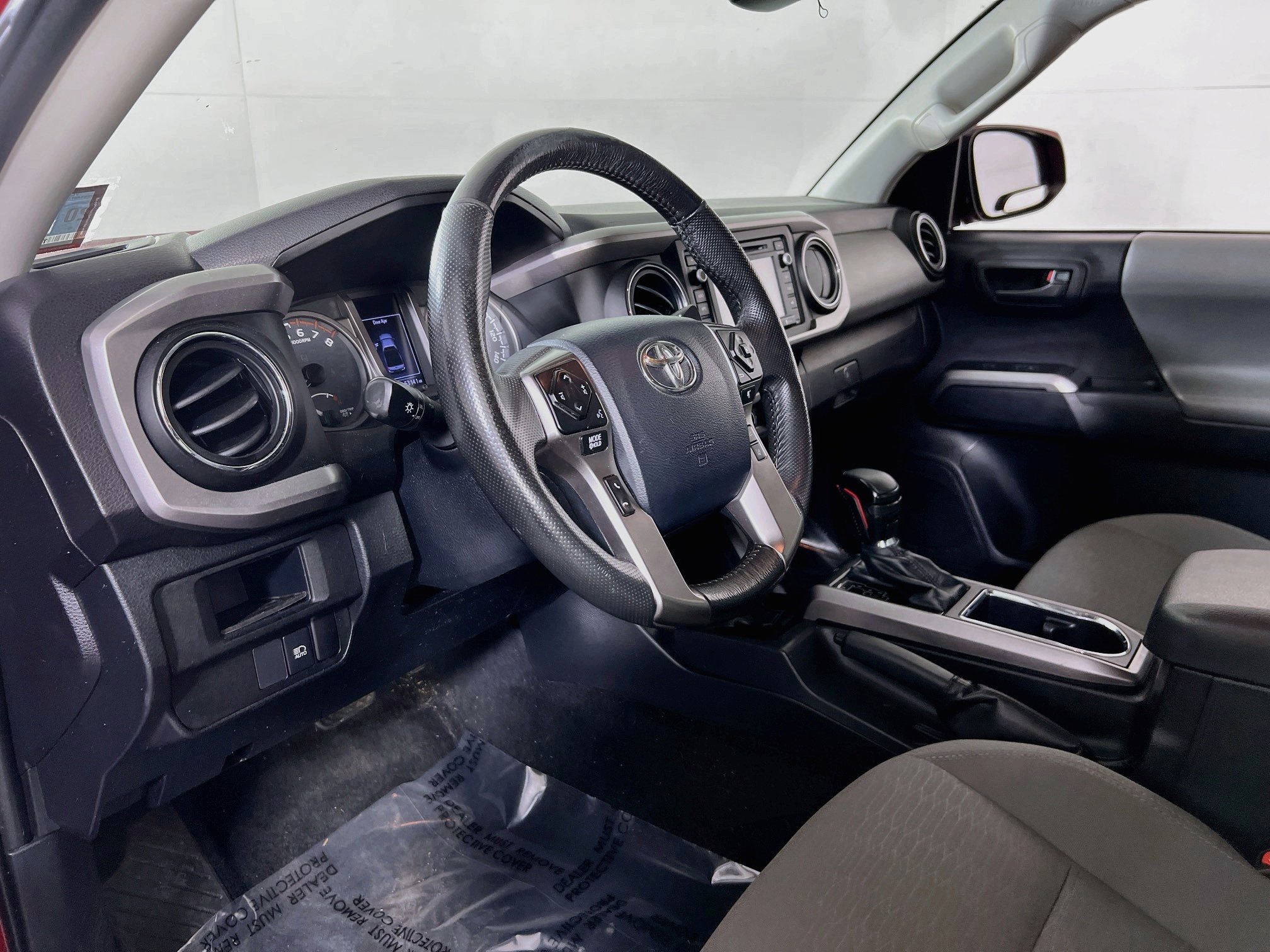 Used 2018 Toyota Tacoma SR5 AWD/4WD image 9