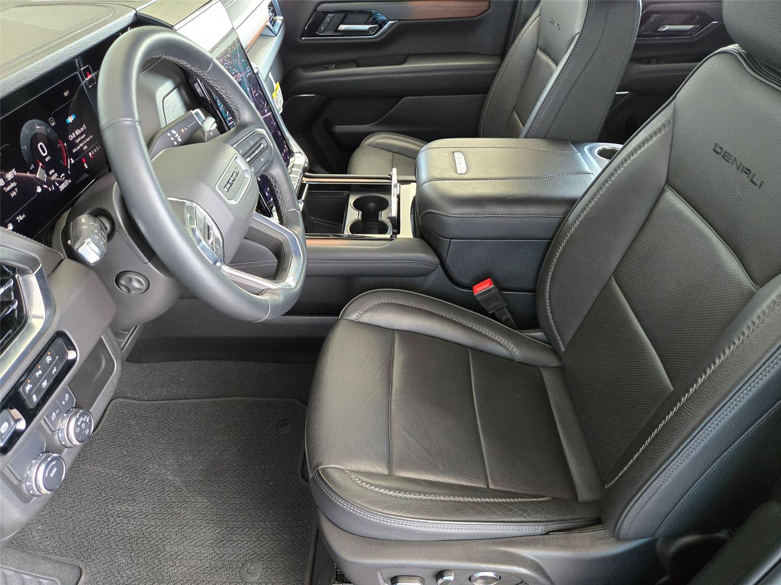 Used 2025 GMC Yukon Denali RWD image 10