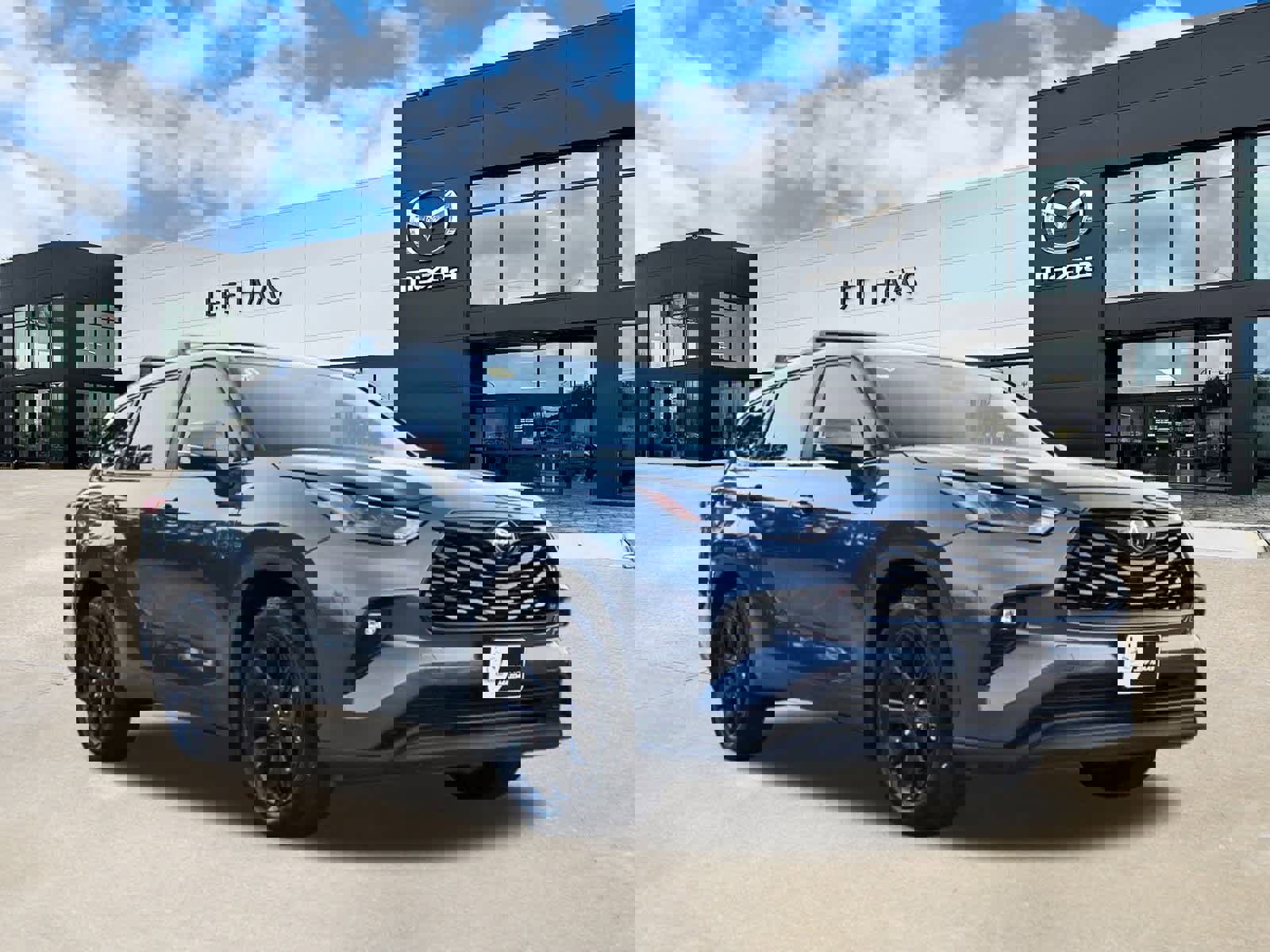 Used 2023 Toyota Highlander LE image 4