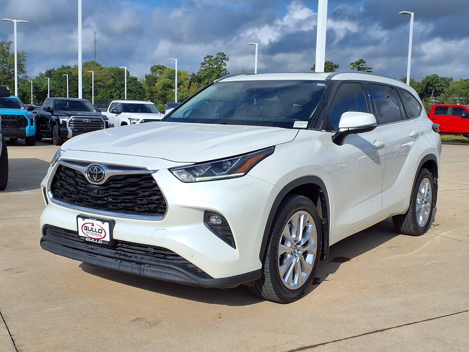 Certified 2021 Toyota Highlander Limited FWD image 3