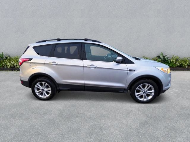 Used 2017 Ford Escape SE w/ Equipment Group 201A image 5
