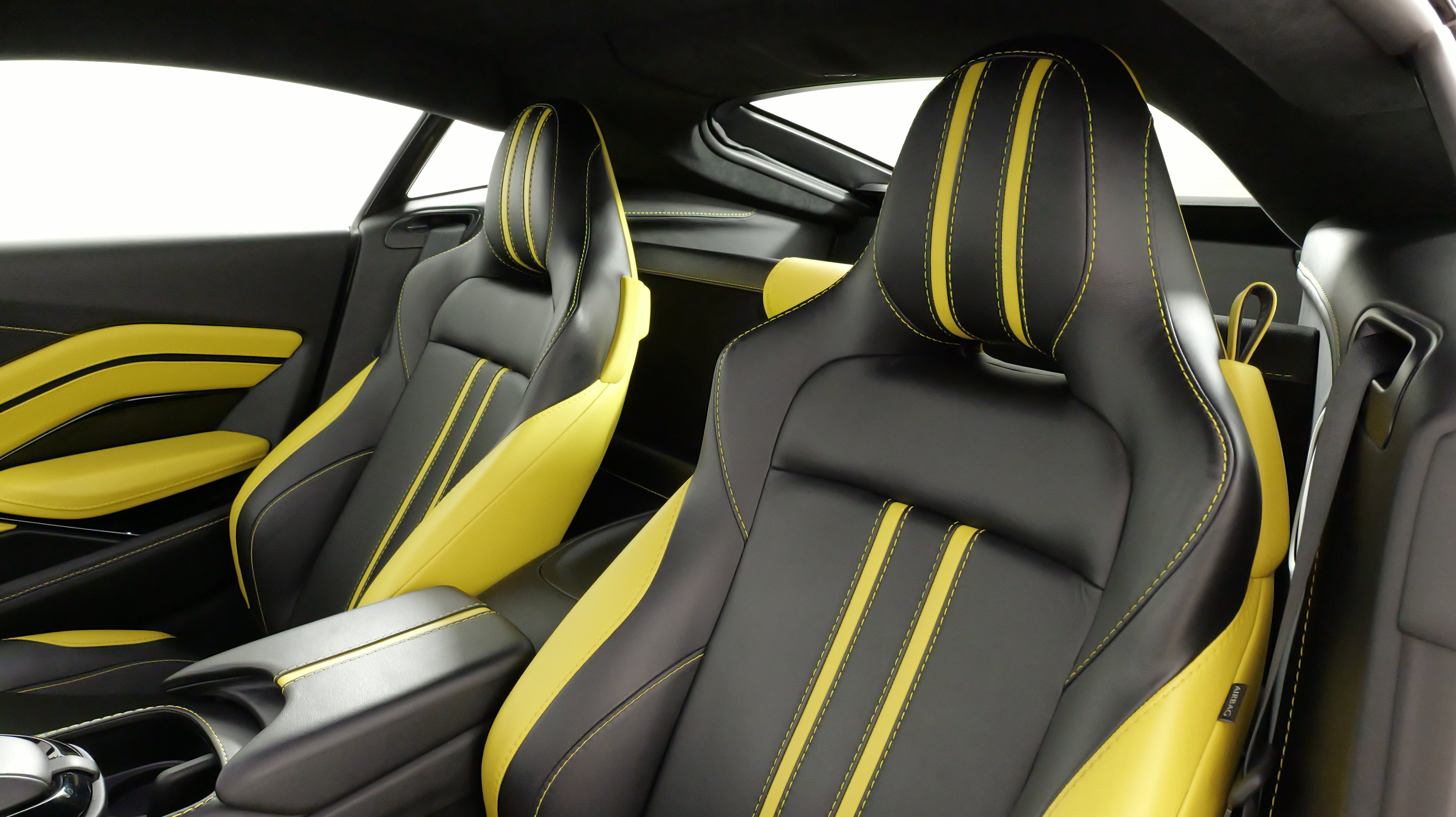 Used 2019 Aston Martin V8 Vantage Coupe RWD image 40