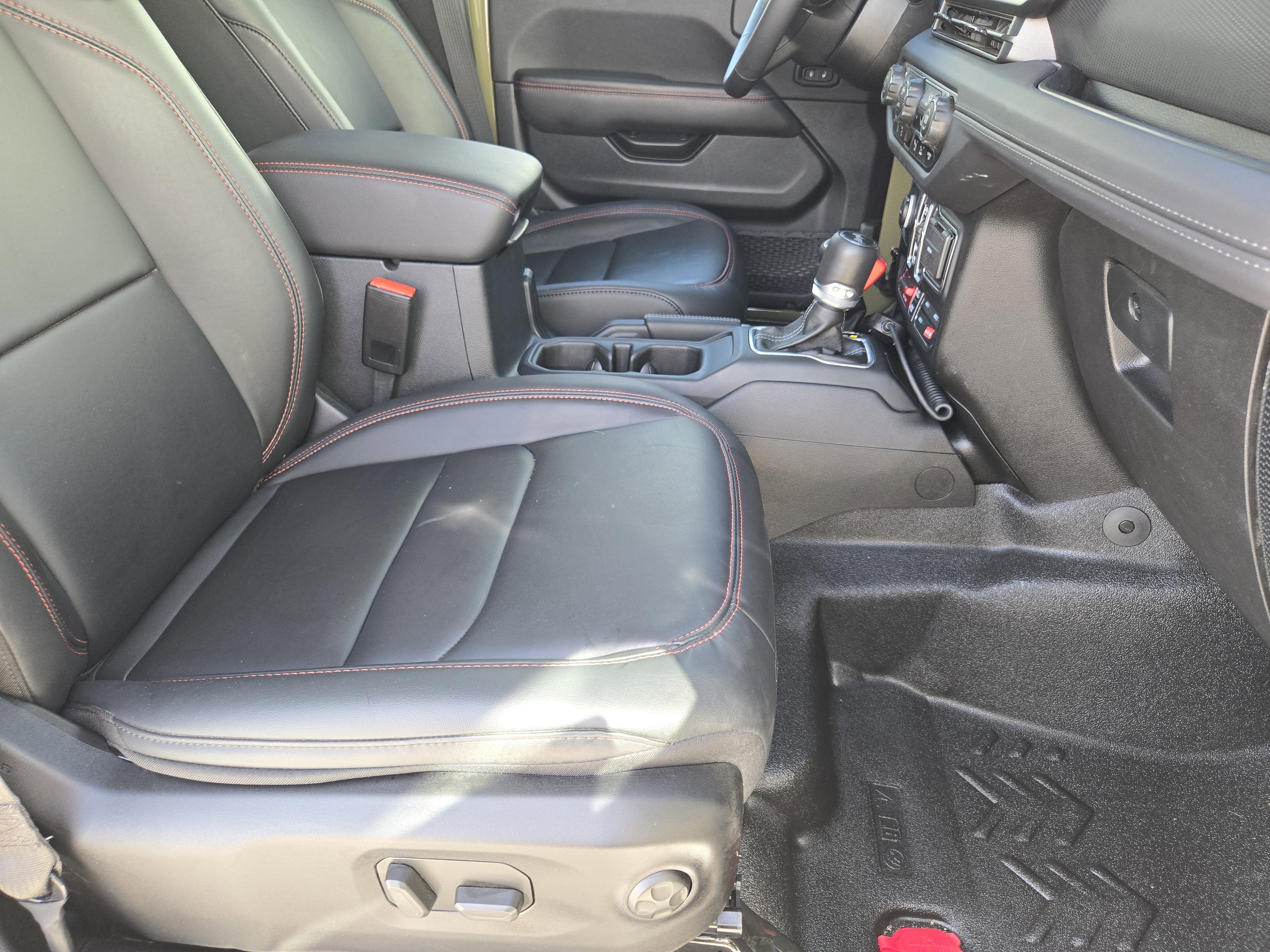 Used 2025 Jeep Wrangler Unlimited Rubicon AWD/4WD image 16