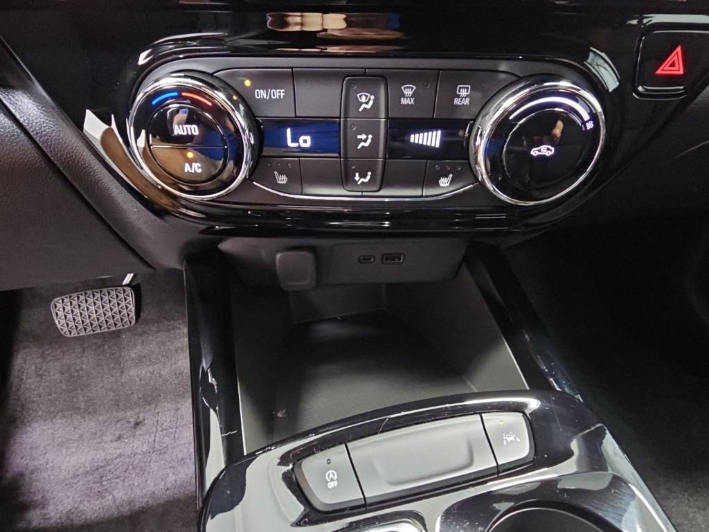 Used 2024 Chevrolet Trax RS FWD image 19