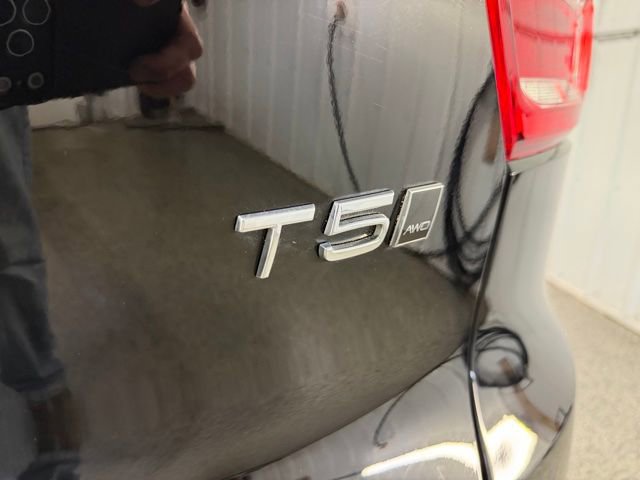 Used 2019 Volvo XC40 T5 Momentum image 29