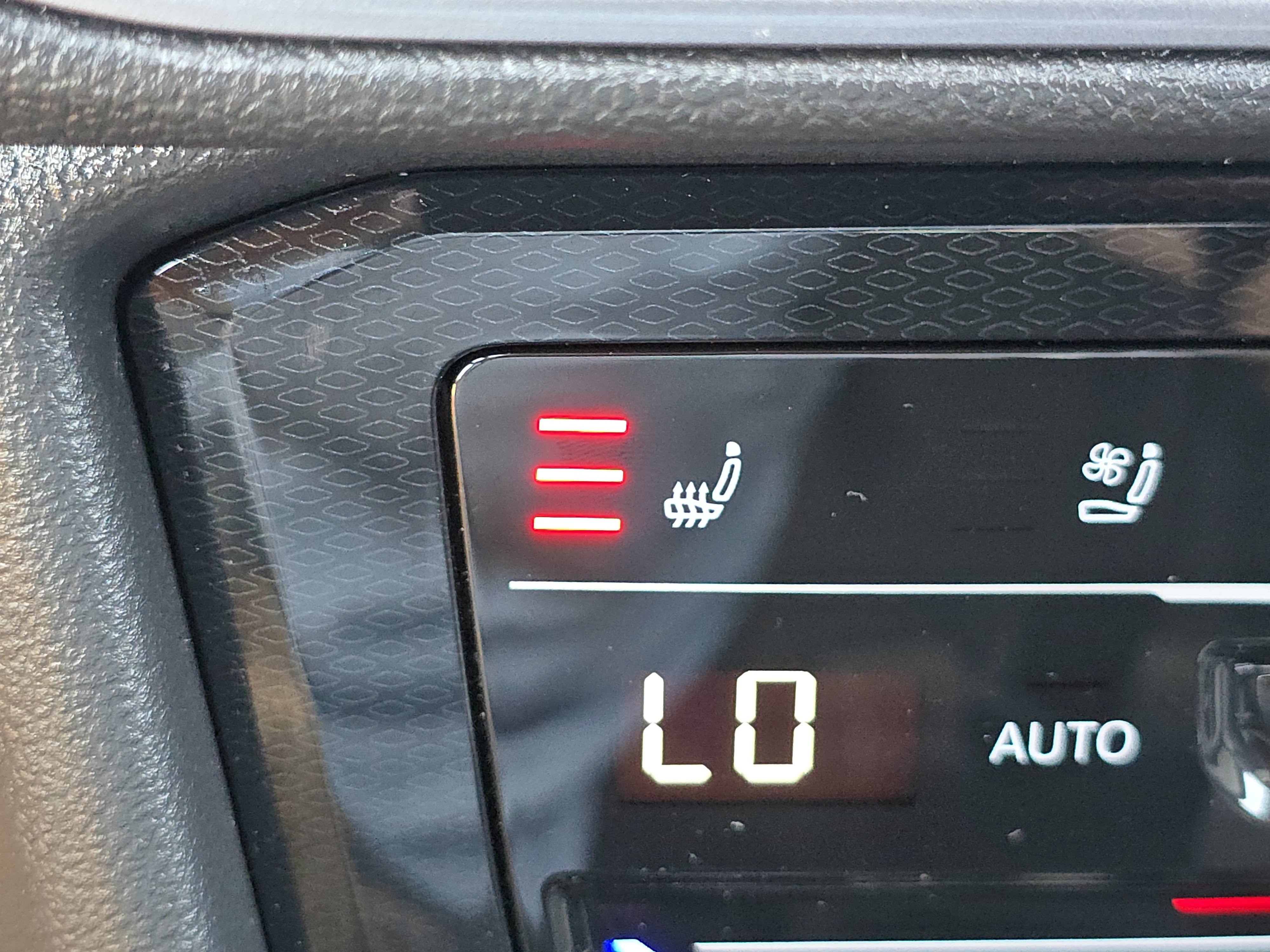 Certified 2025 Volkswagen Taos SEL AWD/4WD image 11