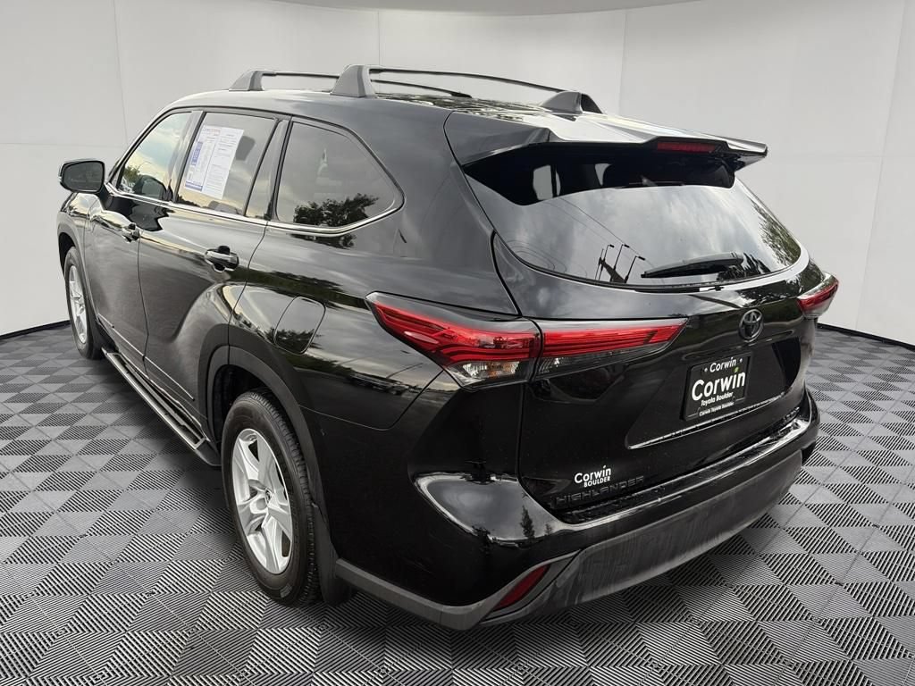 Used 2022 Toyota Highlander LE AWD/4WD image 6