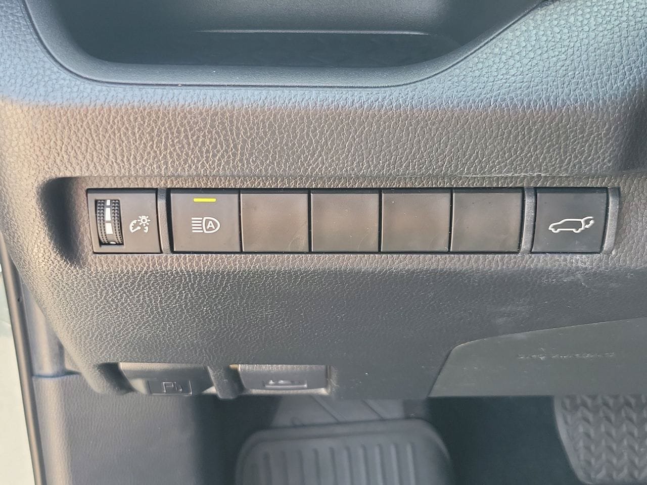Used 2023 Toyota RAV4 XLE Premium FWD image 31