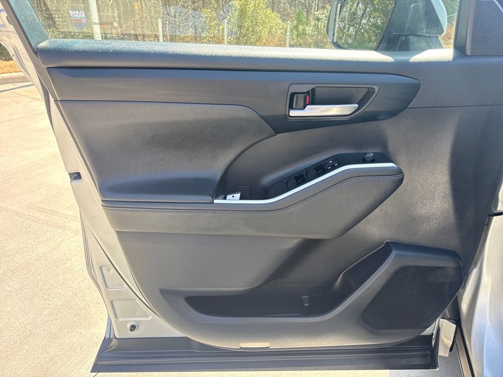 Used 2023 Toyota Highlander XLE image 14