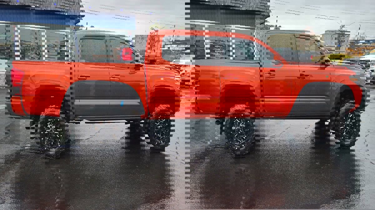 Used 2017 Toyota Tacoma TRD Off-Road image 4