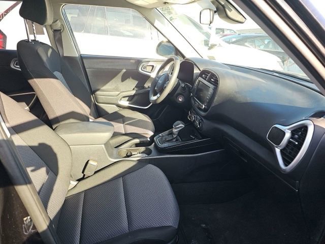 Used 2025 Kia Soul LX w/ LX Technology Package FWD image 9