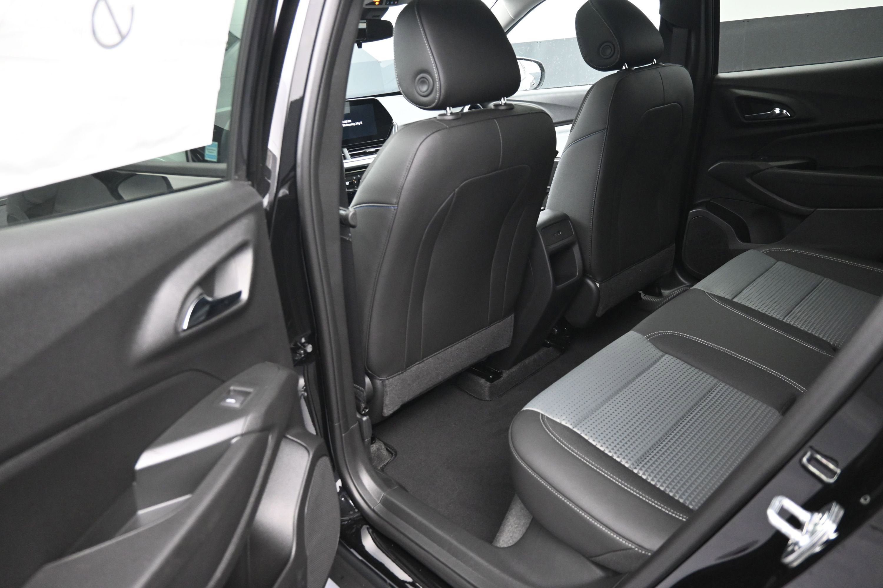 New 2026 Chevrolet Trax LT w/ Sunroof Package FWD image 26