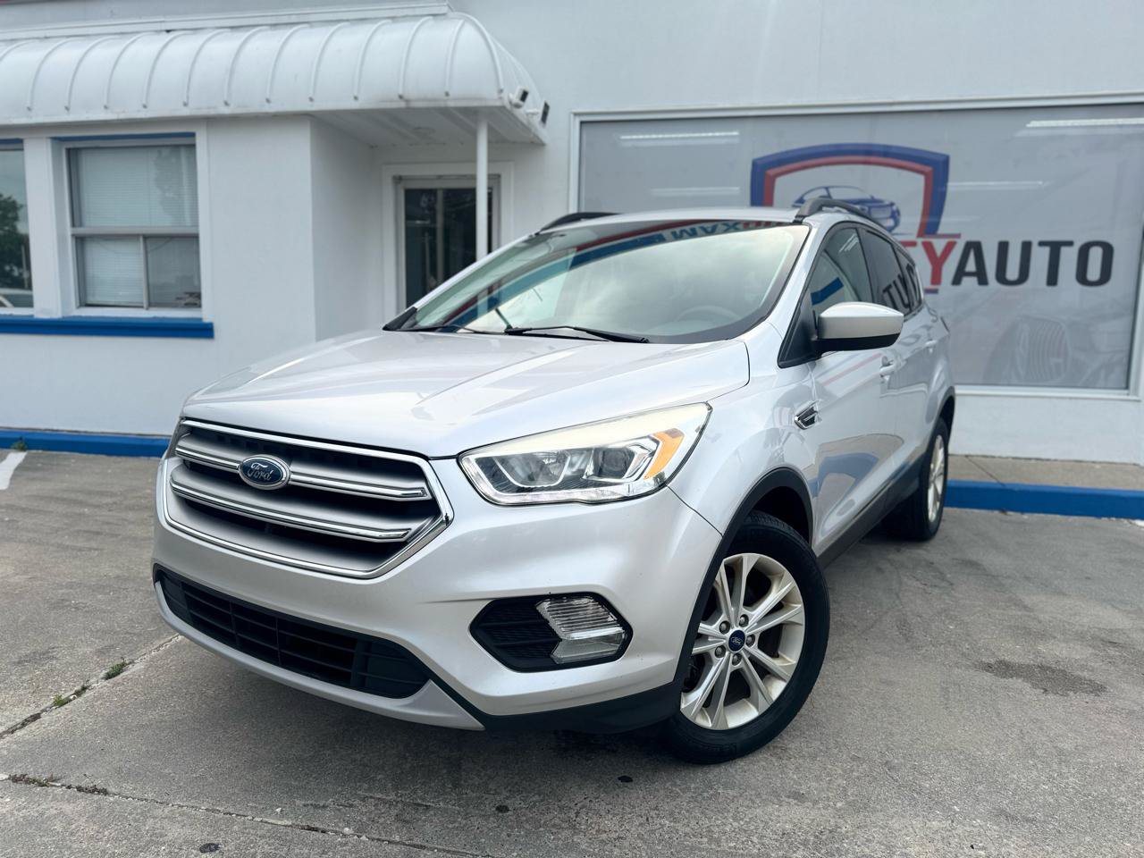 Used 2017 Ford Escape SE w/ Equipment Group 201A FWD image 2