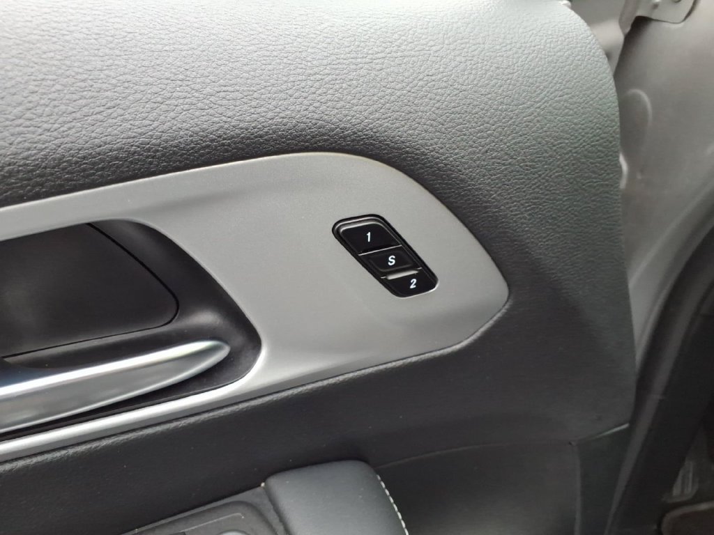 Certified 2025 Chrysler Pacifica Limited FWD image 7