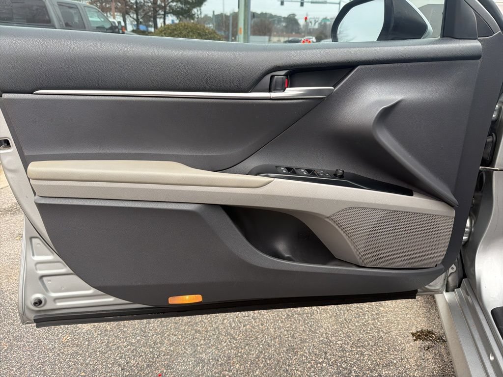 Used 2019 Toyota Camry LE FWD image 12