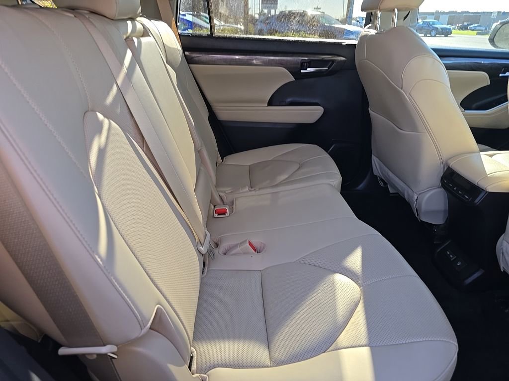 Used 2023 Toyota Highlander Limited image 32