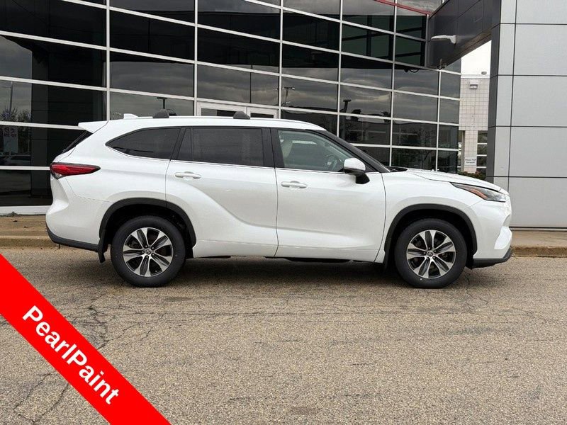 Used 2023 Toyota Highlander XLE AWD/4WD image 2