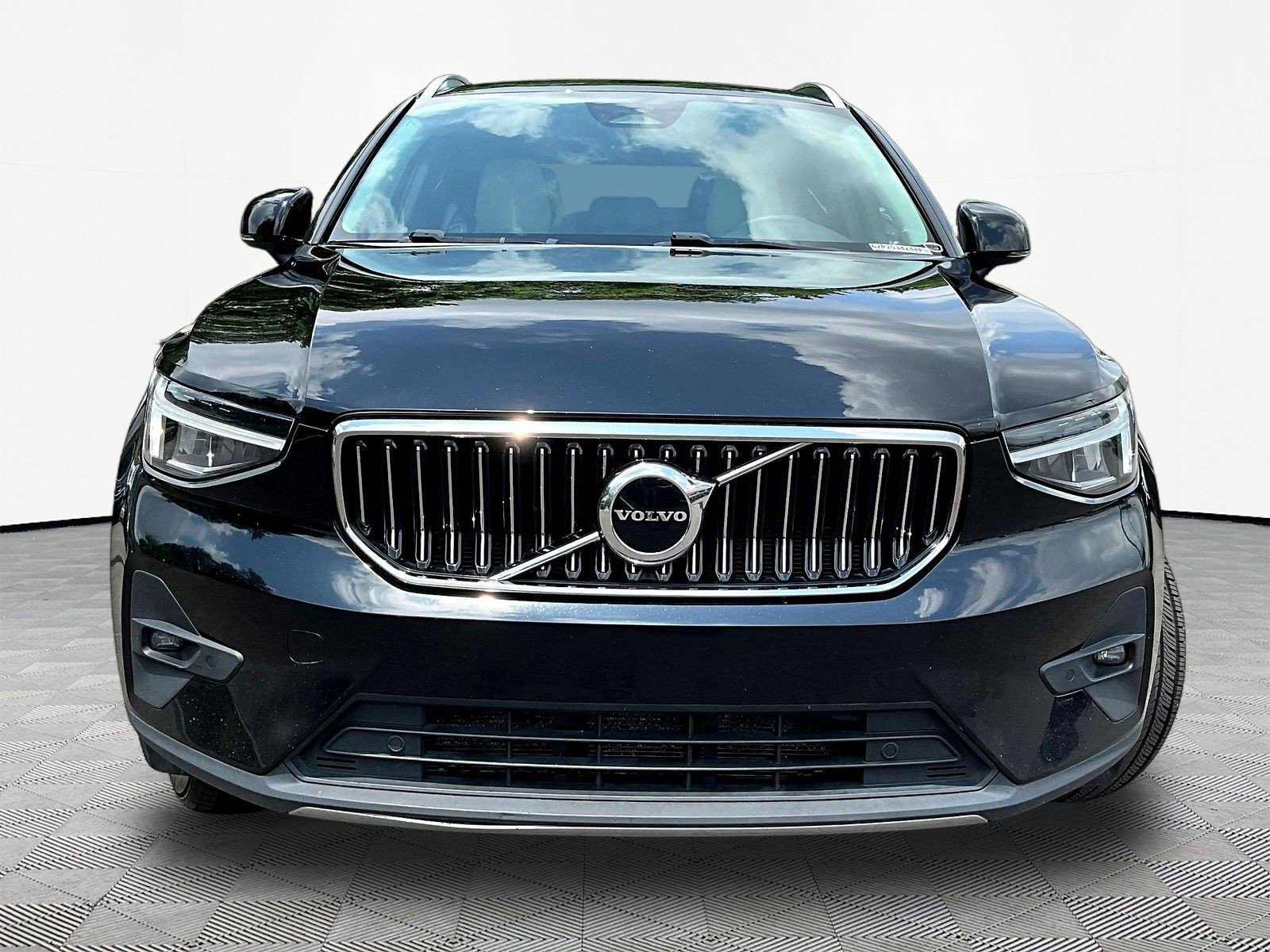 Used 2023 Volvo XC40 B5 Plus AWD/4WD image 2